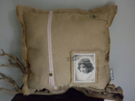 Nostalgisch kussen 50x50 cm – mosterdgeel  met afbeelding