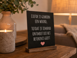 Houten tekstbord in standaard  Liefde is gewoon een woord (30x21 cm)