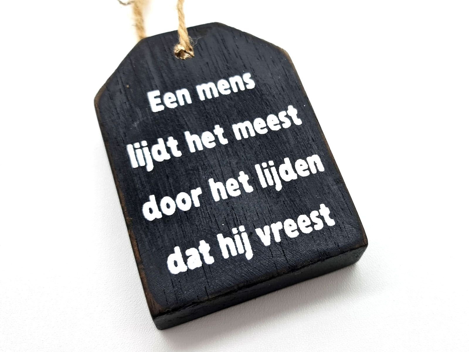 Houten hanger huisje  Een mens lijdt het meest door het lijden dat hij vreest