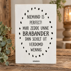 Tekstbord Steigerhout Wit – Brabants Dialect Niemand is Perfect – 30 x 20 cm