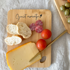 Serveerplank met tekst "Geniet Momentje"