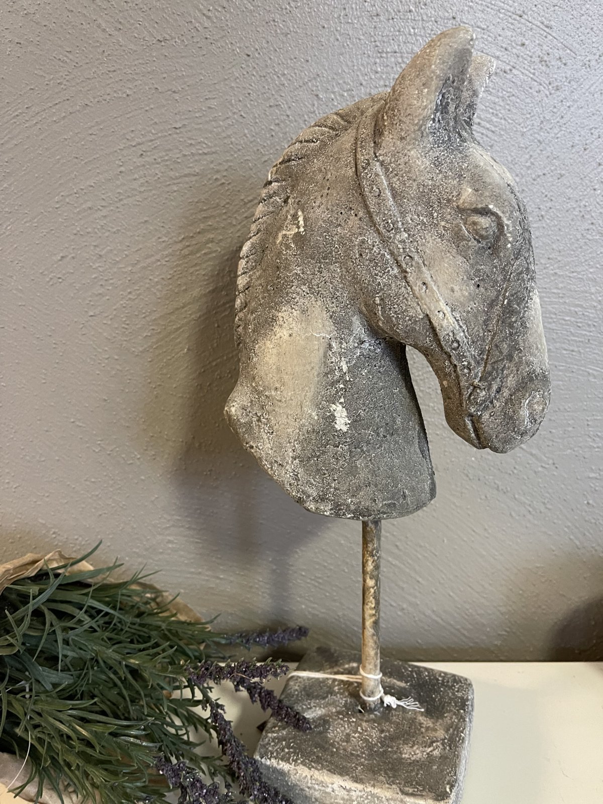 Stenen Paardehoofd op Voet  35 cm