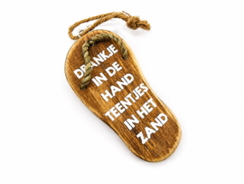 Houten slippertje met tekst "drankje in de hand teentjes in het zand"-12 cm