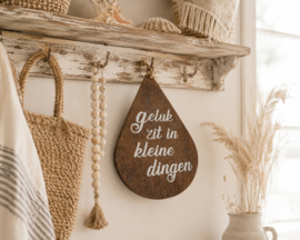 Houten hanger met tekst  Geluk zit in kleine dingen.