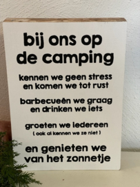 Tekstblok Bij ons op de camping  25x18cm  naturel wit