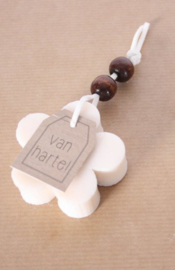 Van Harte! wit bloem zeepje met tekstlabel