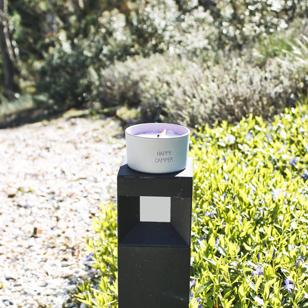 🕯️ Buitenkaars Happy Camper - Frisse geur voor lange zomeravonden