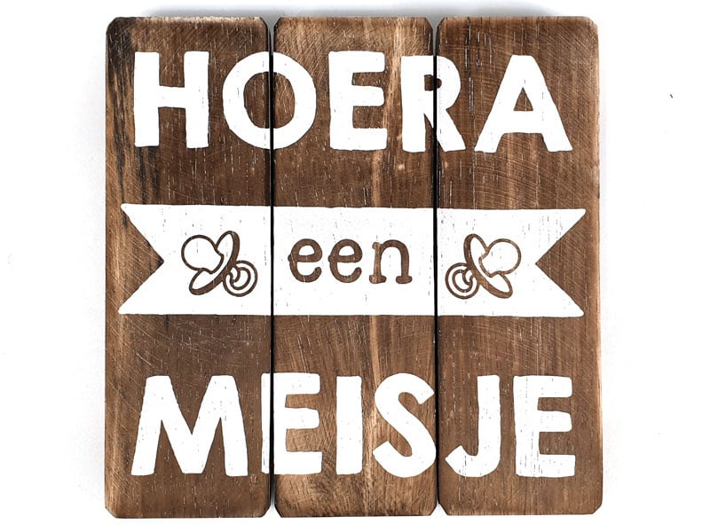 Houten tekstbord / onderzetter Hoera, een meisje (20x20 cm)