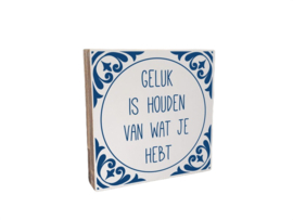 Houten tekstblok Geluk is houden van wat je hebt ( delfts blauw) 18x18 cm