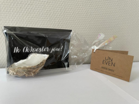 UNEVEN Oyster Candle + Postcard Ik (k)oester jou in zakje