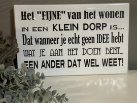 Tekstbord Steigerhout – Het fijne van wonen in een klein dorp – 30 x 20 cm