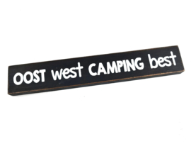 Houten plankje met tekst "Oost west camping best" – 5 × 30 cm