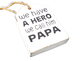 Houten Huisje hanger met tekst  "we have a hero" antique white