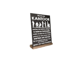 Tekstbord “Bij ons op kantoor” – 21×15 cm met standaard