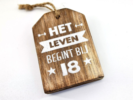 Houten Huisje hanger met tekst Het leven begint bij 18