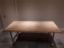 Tafel eiken blad met steigerbuizen