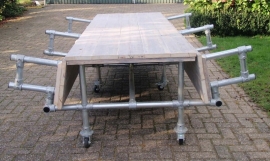 Tafel met opklapbankjes