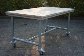 (tuin) tafel met steigerbuis en wielen