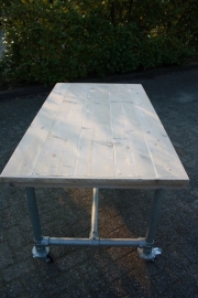 (tuin) tafel met steigerbuis en wielen