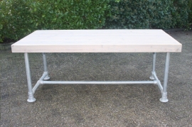 Tafel met stalen voet