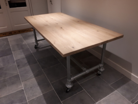 Tafel eiken blad met steigerbuizen
