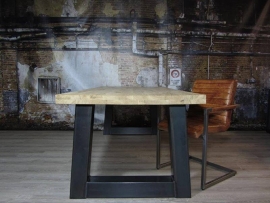 Tafel met trapeze onderstel