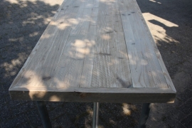 Tafel met dikke tafelrand