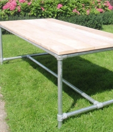 Tafel met extra steigerbuis