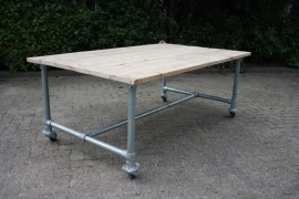 (tuin) tafel met steigerbuizen