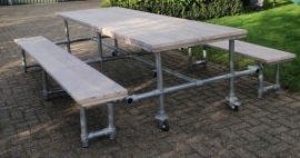 Tafel met opklapbankjes