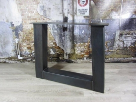 Tafel met trapeze onderstel