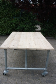 (tuin) tafel met steigerbuizen