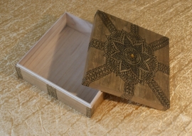 Houten kistje met henna beschildering, 21cm x 21cm x 7cm