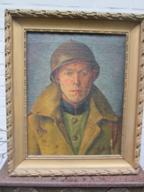 Painting of a Belgium soldier with helmet and overcoat WW1. Schilderij van Belgische soldaat met helm en overjas en Leopold Orde koord. gerestaureerd, niet gesigneerd, maar de compositie is voortreffelijk. afm. 57 bij 45 cm.