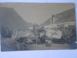 Foto neergeschoten Duits vliegtuig met de piloot. Photograph of a german plane shot down in WW1 Belgium.