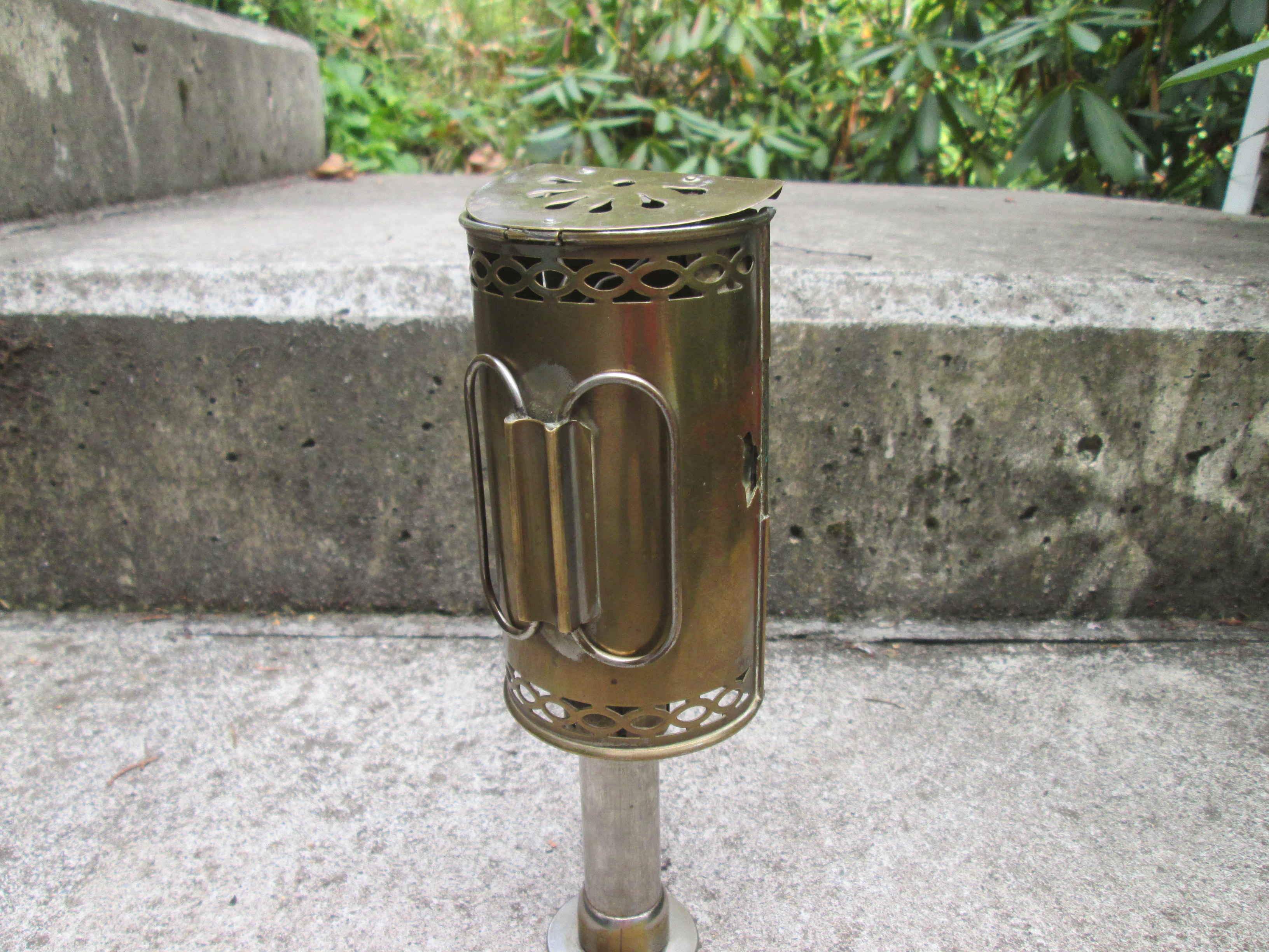 German trench lamp used by medical personal. Duitse loopgraven hand lamp met kaars, gebruikt door medisch personeel in het veldlazaret