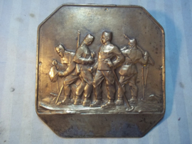 Bronze plaque with Austrian- German mountaintroops. Bronzen plaquette met Oostenrijks- Duitse bergjagers 20 bij 20 cm. zeer bijzonder.