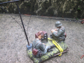 ELASTOLIN 2 soldiers with radio. 2 Duitse soldaten met radio en los morse plaatje. bespeelde staat