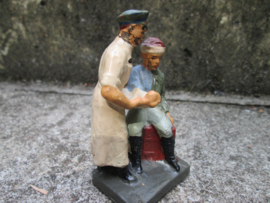 ELASTOLIN German doctor with wounded soldier. Duitse arts met gewonde soldaat leuk apart bijzonder item in goede staat TOP stuk.
