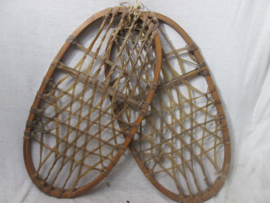 US- Army WW2- 10th Moutain Division Bear paw Snowshoes. nicely marked and dated 1943. US sneeuw schoendragers mooi gemarkeerd, veelal gebruikt in de Ardennen.