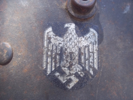 German helmet Model 1916 with Wehrmacht decal. Duitse helm M-16 met wehrmacht decal, zo gevonden, originele kleur.  GBN-64 Gebruder Bing Nurnberg, alleen het leer ontbreekt aluminium rand aanwezig TOP stuk