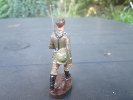 ELASTOLIN Marching german soldier. Marcherende Duitse soldaat met helm op de rug