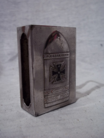 German match holder. Duits luciferdoosomhulsel, met daarop de Dikke Bertha en het EK 1914. Fleissige Bertha.