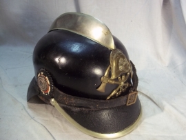 German firehelmet 1910- 1930, complete with 2 cocards. Duitse leren brandweerhelm, compleet met de 2 cocarden, binnenwerk, embleem, stormriem en zelfs de makerplaatjes.