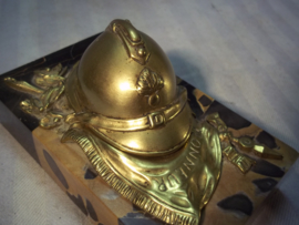 Inkwell French helmet on marble. Inktpotje, Vuurvergulde franse helm met vlag sabel en dergelijke op marmeren voet, gesigneerd TOP item.
