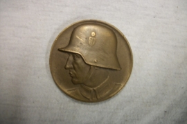 German badge soldier with helmet Sportwettkampf 1938. Duitse penning met Wehrmacht soldaat