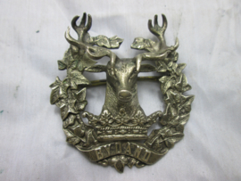 Scottish silver sterling cap badge officer Gordon Highlanders. Baretembleem Schots officiers uitvoering embleem met flink relief.