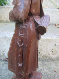 German wooden statue. handcraft. made by a german soldier who served on the Westwall in 1939-1940. Beeld Duitse soldaat, 40 cm, uit 1 stuk hout gemaakt, zeer decoratief. zeldzaam stuk.