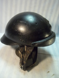 French helmet of the armoured corps, Mdl.1926, with infantry badge, nicely marked. Franse helm van de gemotoriseerde eenheden, tank- motor, mooie helm welke heden ten dage moeilijk te vinden zijn