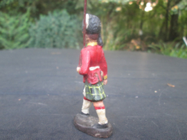 ELASTOLIN Scottish Highlander. Schotse soldaat met feather bonnet, goede staat apart.